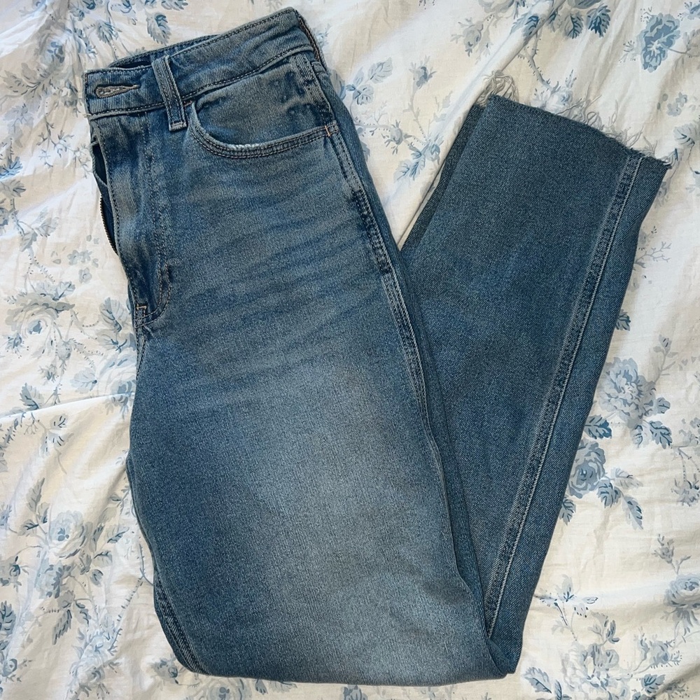 Hollister Light Wash High-Rise Mom Jeans